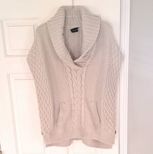 Cliche textured cableknit sleeveless chunky oatmeal color neutral sweater. Sz L.